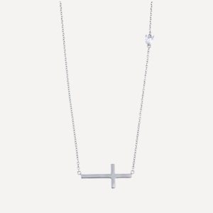 El Collar Plata Nikka es una pieza de estilo minimalista que destaca por su diseño limpio y elegante, ideal para quienes buscan una joya discreta con personalidad. Su forma sencilla aporta equilibrio y sofisticación, convirtiéndolo en un collar versátil que se adapta tanto a looks diarios como a ocasiones más especiales. Su estética atemporal permite combinarlo fácilmente con otros collares o llevarlo solo como pieza protagonista. Fabricado en plata de ley, este collar es ligero, cómodo y resistente, pensado para acompañarte en cualquier momento. El Collar Plata Nikka es una opción perfecta para añadir un toque moderno y refinado sin excesos. Descubre más diseños en nuestra colección de collares de plata o combínalo con nuestros anillos para completar tu estilo. Más información sobre la plata de ley