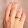 Anillo Plata Aurea con circonitas multicolor en plata de ley. Un anillo fino y elegante que aporta color, brillo y un estilo sofisticado a tu día a día.