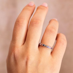 Anillo Plata Aurea con circonitas multicolor en plata de ley. Un anillo fino y elegante que aporta color, brillo y un estilo sofisticado a tu día a día.