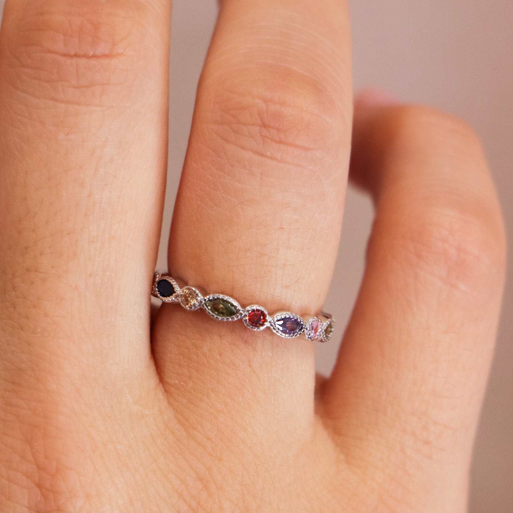 Anillo Plata Arya Color de plata de ley con circonitas multicolor. Un anillo de plata elegante y colorido para mujer, ideal para dar luz y estilo a cualquier look.